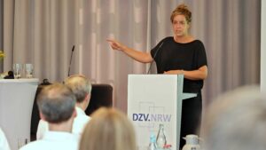 JHV DZV NRW stv Ministerpräsidentin Mona Neubaur spricht
